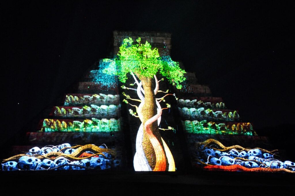 Entrance to Chichén Itzá by night